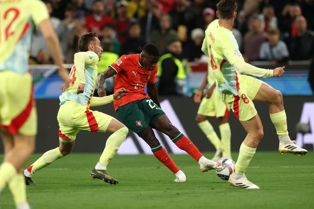 莫斯克拉在对阵小蜜蜂的比赛中伤退，阿森纳后防3人受伤（对阵小蜜蜂莫斯克拉伤退，阿森纳后防三将受伤）