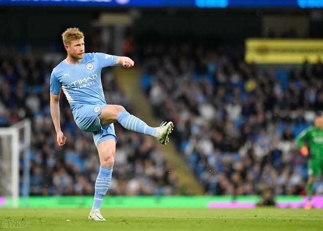 正随巴西在枪手基地训练，维尼修斯与多名阿森纳青训球员合影