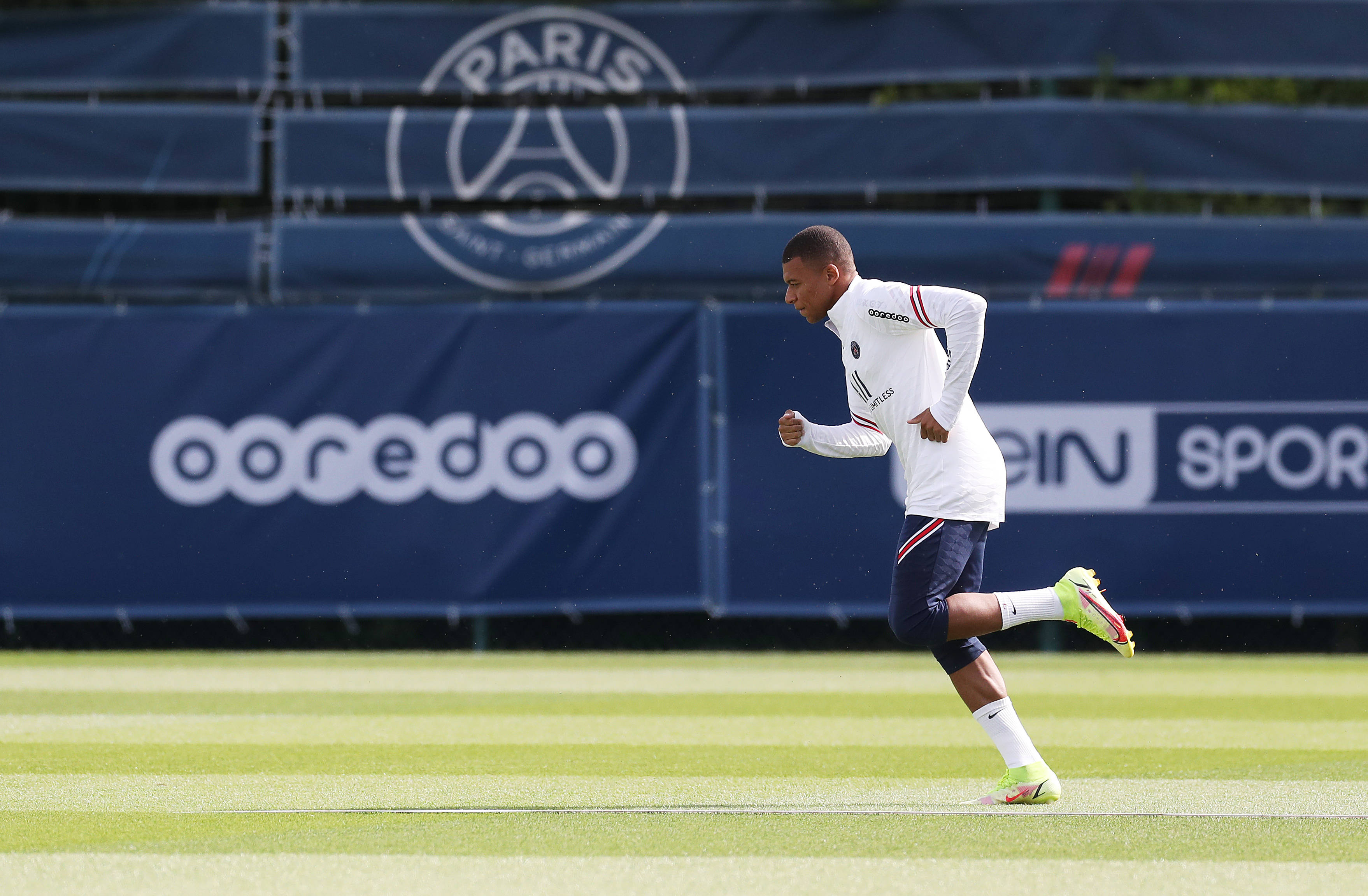 助攻5+创造机会30+传球成功率85%+，五大联赛仅B费和居莱尔达成（五大联赛仅此二人：5+助攻、30+机会创造、85%+传球成功率——B费与居莱尔）