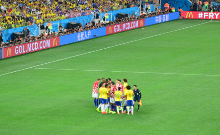 从手足无措到游刃有余，齐达内在公园学着踢毽子（齐达内在公园学踢毽子：从笨拙到娴熟）