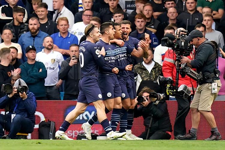 阿森纳曾4次在圣诞节前登顶，但也被曼市双雄四杀无缘夺冠（阿森纳曾四度圣诞前领跑，却被曼市双雄主客场双杀，终与冠军无缘）