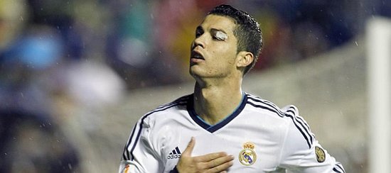 每体：部分法兰克福球迷在诺坎普闹事，向巴萨球迷投掷照明弹（每体：诺坎普发生冲突，部分法兰克福球迷向巴萨球迷投掷照明弹）