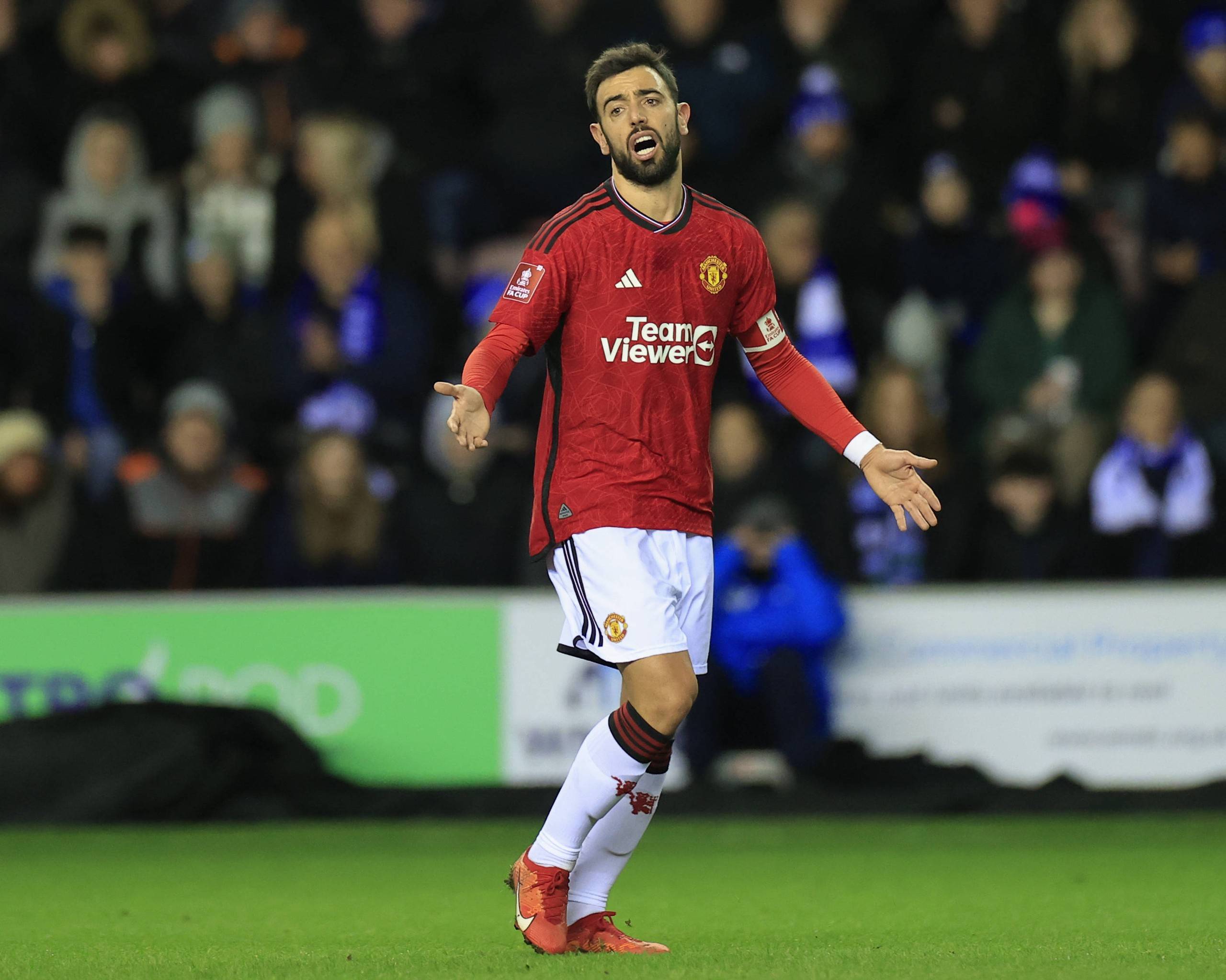 记者：朗斯将签下莱比锡中场海达拉，转会费200万欧+浮动（据记者报道，朗斯将签下莱比锡中场海达拉，转会费为200万欧元并含浮动条款）