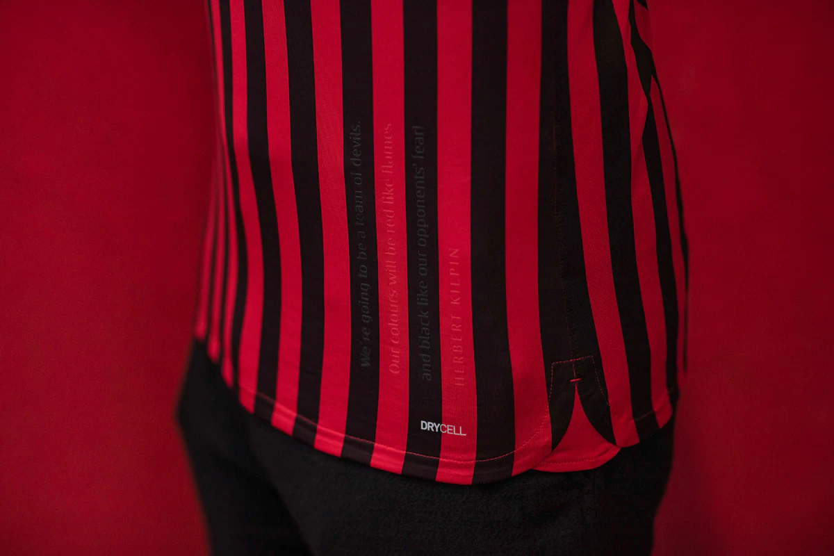 借鉴国米阿德里亚诺改编的莱昂纳多之歌（灵感源自国米阿德里亚诺改编版《莱昂纳多之歌）