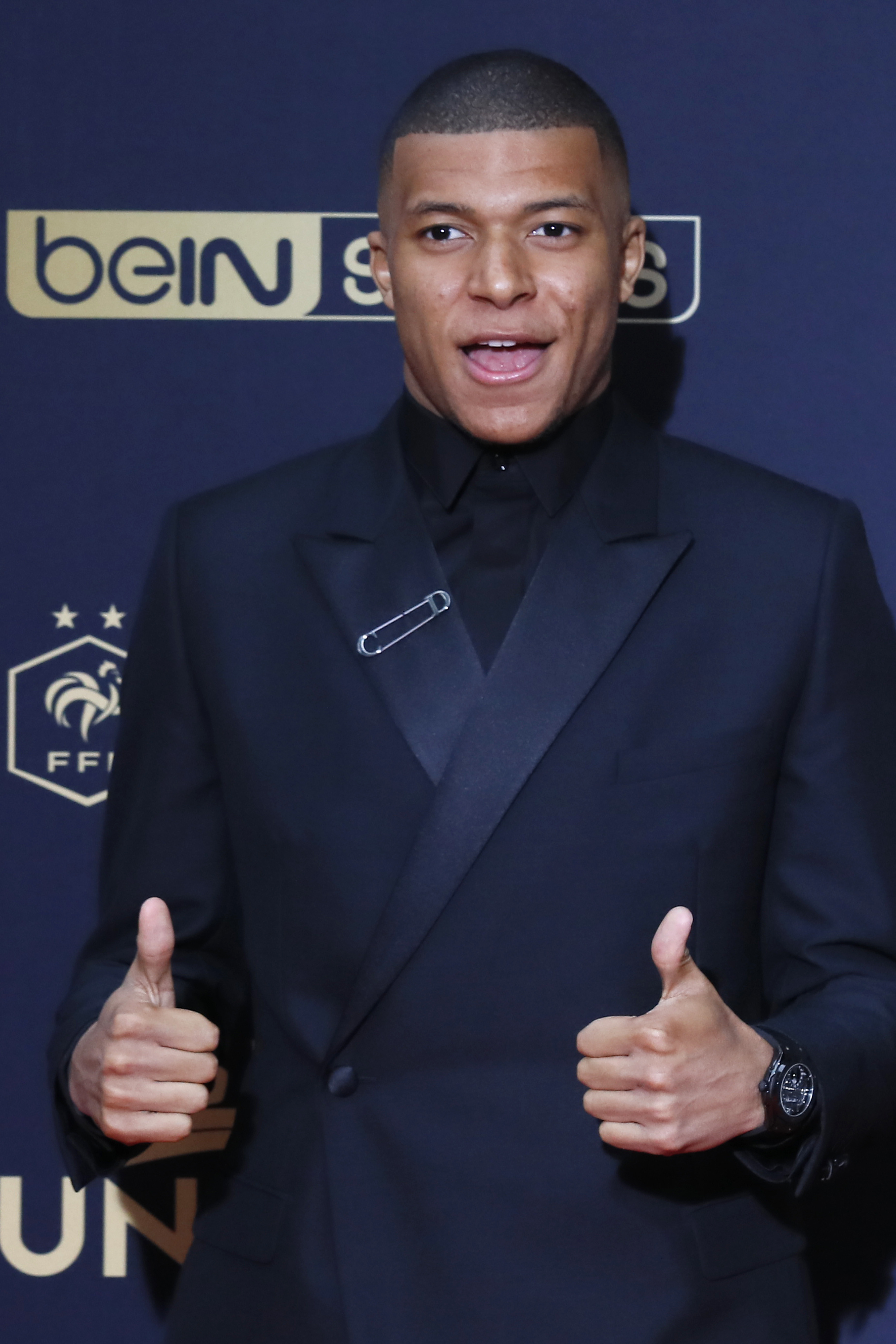 霍伊伦本赛季意甲10场4球，与上赛季联赛进球数持平（霍伊伦本季意甲10战4球，已追平上赛季联赛进球数）